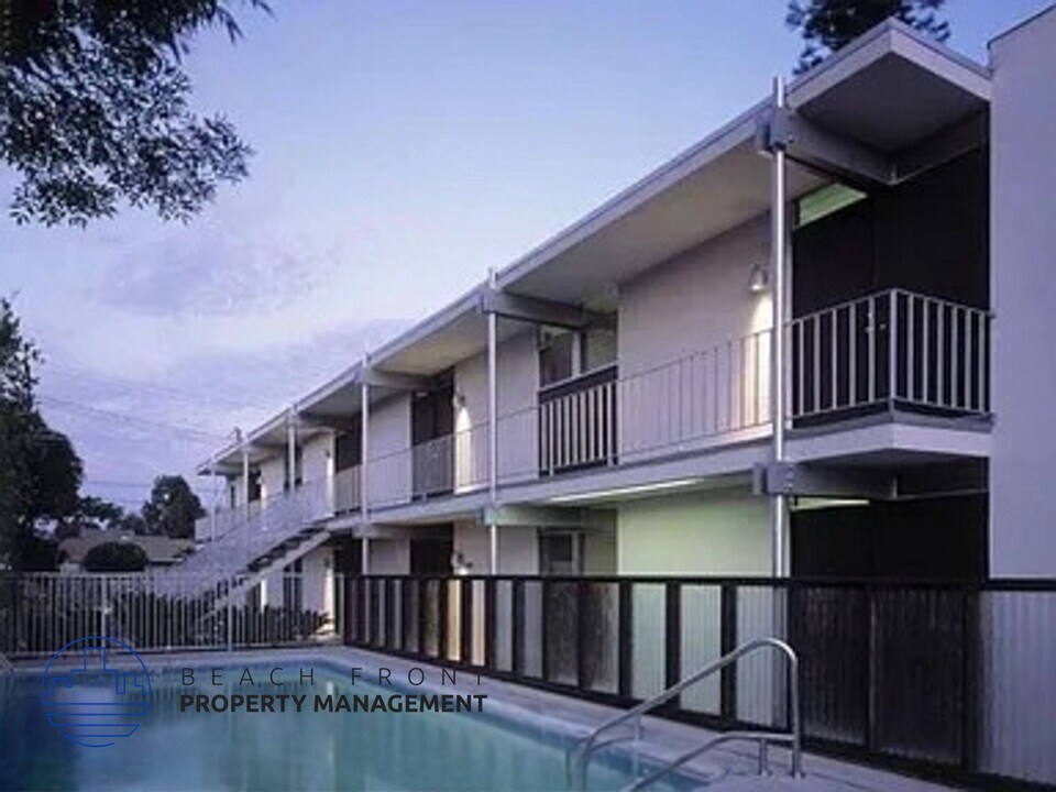 6847 Radford Ave. in North Hollywood, CA - Foto de edificio