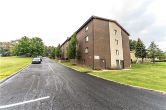 Crescent Hills Manor in Verona, PA - Foto de edificio - Building Photo