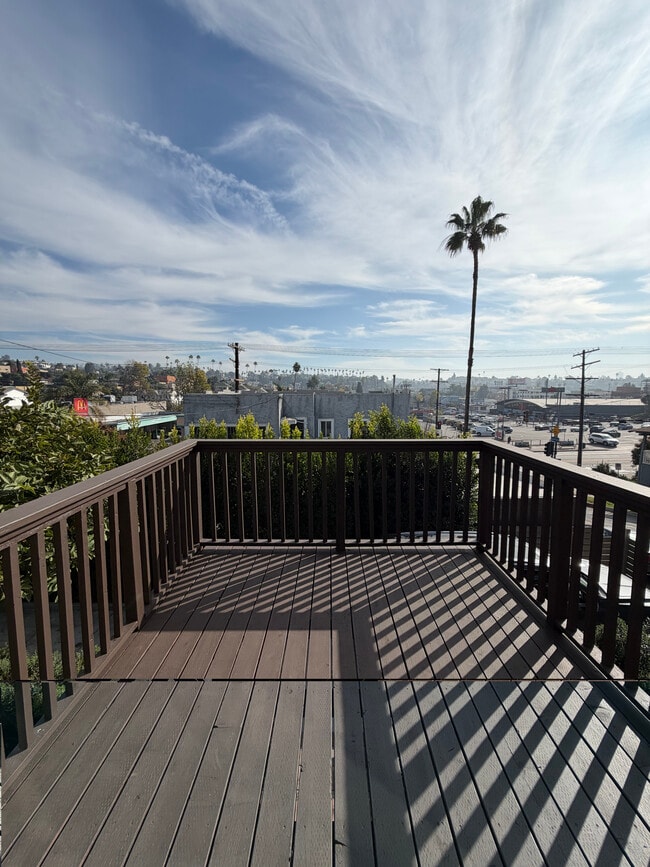 2113 Montana St in Los Angeles, CA - Foto de edificio - Building Photo