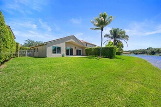 16440 Ruby Lake in Weston, FL - Building Photo - Building Photo