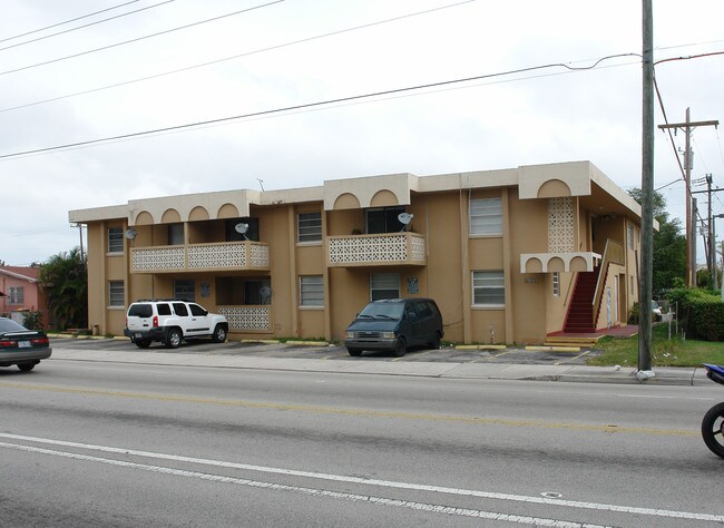 2555 E 4th Ave in Hialeah, FL - Foto de edificio - Building Photo