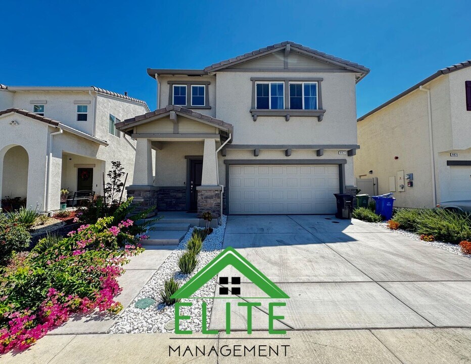 8831 Nobleboro Wy in Elk Grove, CA - Building Photo