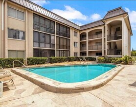 6470 Hollywood Blvd in Sarasota, FL - Building Photo - Building Photo