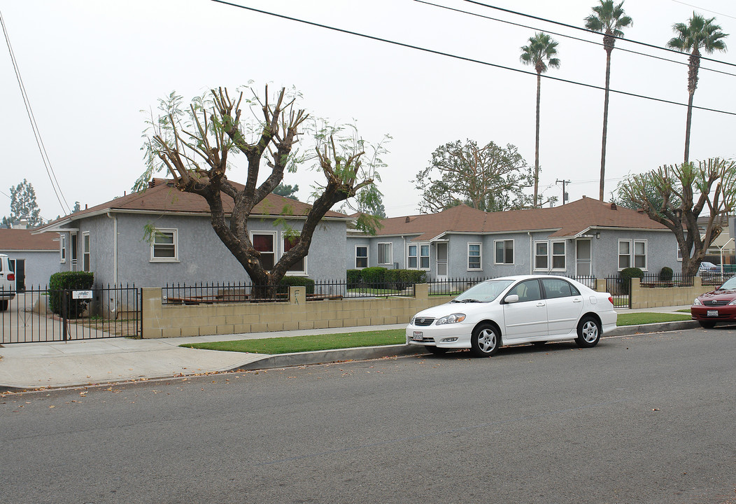 701 W Maple Ave in Orange, CA - Building Photo