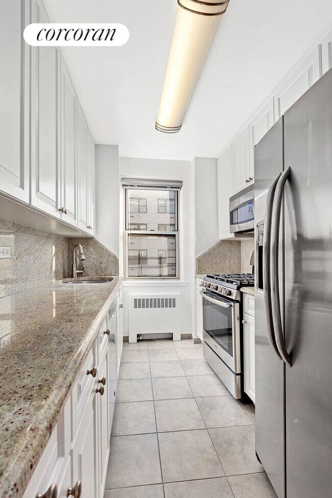 177 E 75th St in New York, NY - Building Photo - Building Photo