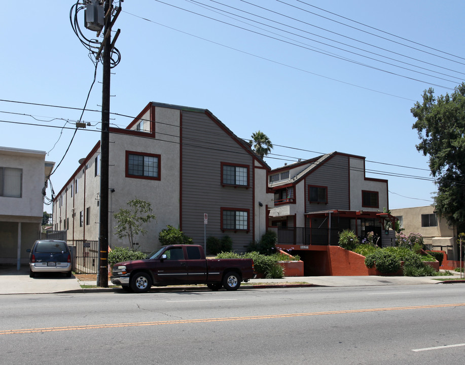 15946 Vanowen St in Van Nuys, CA - Building Photo