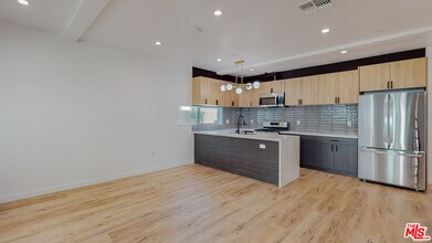 16012 Cantlay St in Los Angeles, CA - Building Photo - Building Photo