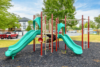 Alexandra Apartments in Cedar Rapids, IA - Building Photo - Building Photo