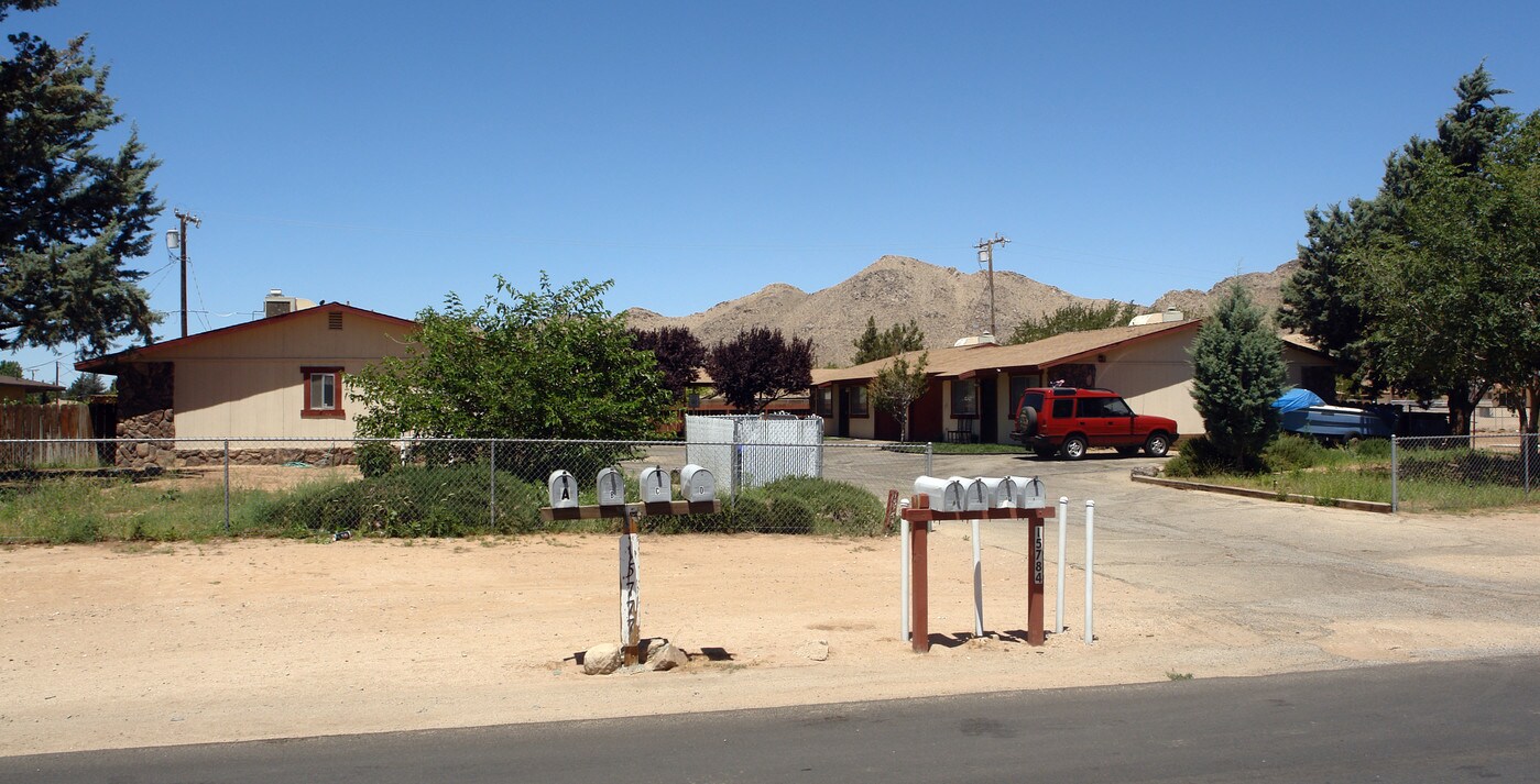 15784 Wanaque Rd in Apple Valley, CA - Foto de edificio