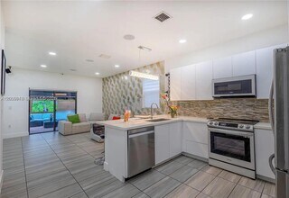 8805 NW 103rd Pl in Doral, FL - Building Photo - Building Photo
