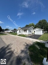 211 James St in Butler, IN - Foto de edificio - Building Photo