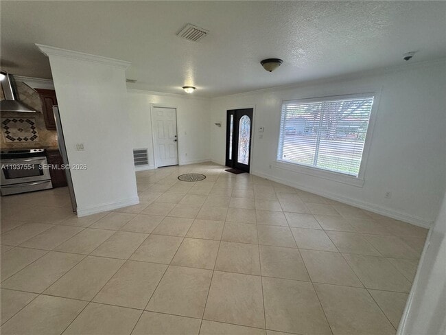 6580 Lake Blue Dr in Hialeah, FL - Building Photo - Building Photo