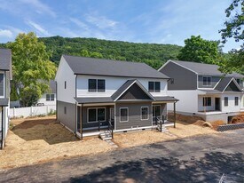 1006 Pocahontas Ave, Unit 1006 Unit 302 in Staunton, VA - Building Photo