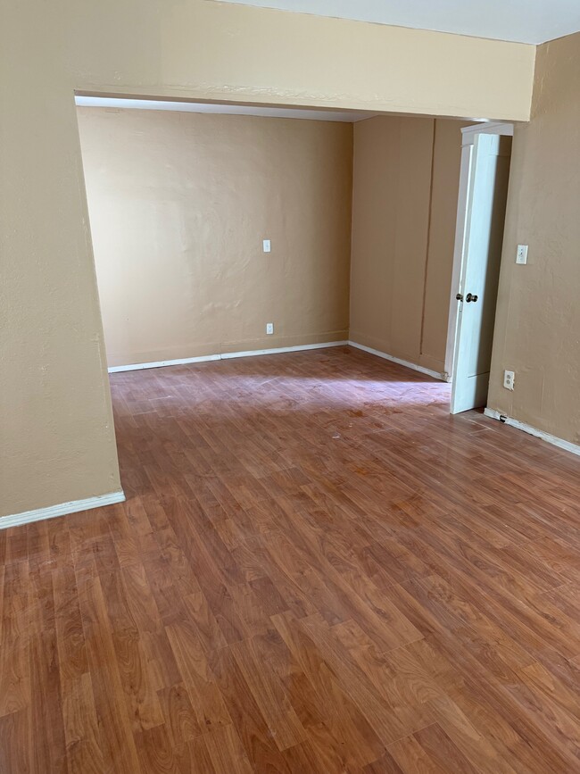 523 N Willow Ave, Unit Front House in Compton, CA - Foto de edificio - Building Photo