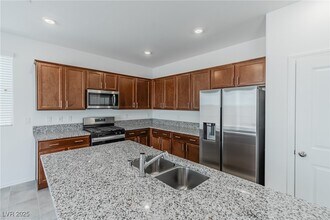 7335 Legacy Pt St in Las Vegas, NV - Foto de edificio - Building Photo