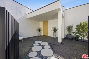 6390 Quebec Dr in Los Angeles, CA - Building Photo