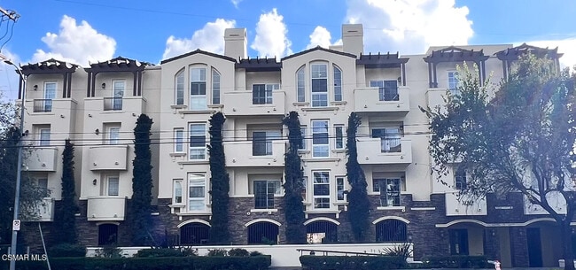 14242 Burbank Blvd in Los Angeles, CA - Building Photo - Building Photo