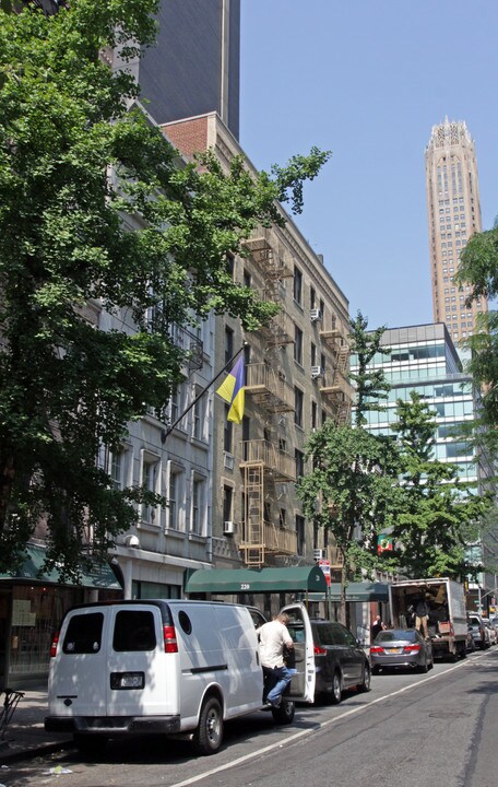 214-218 E 51st St in New York, NY - Building Photo
