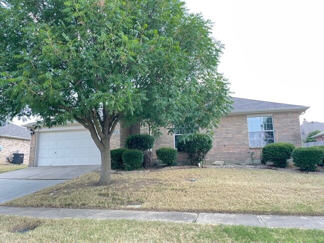 452 Chisholm Trail in Justin, TX - Building Photo - Building Photo