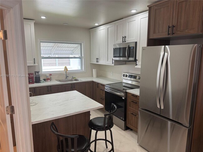 825 NE 6th St, Unit 1 in Hallandale Beach, FL - Building Photo - Building Photo