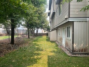124-124 Mills Rd in Kelowna, BC - Building Photo - Building Photo