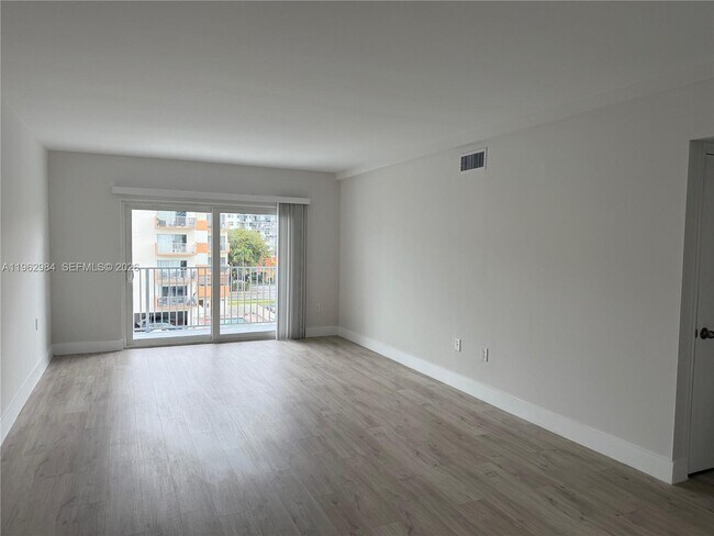 3626 NE 168th St in North Miami Beach, FL - Building Photo - Building Photo