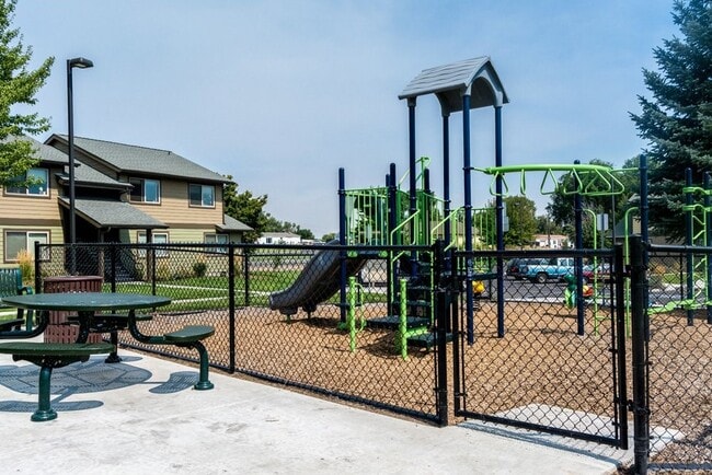 950 SW Madison St in Madras, OR - Building Photo - Building Photo