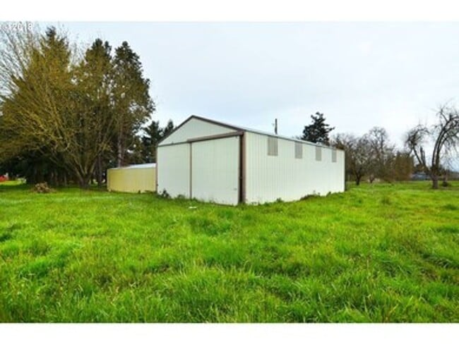 95070 Ayres Ln in Junction City, OR - Building Photo - Building Photo