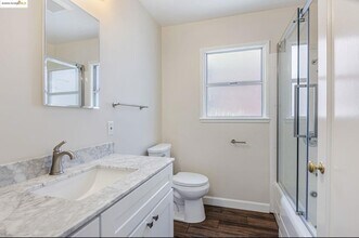 2946 Bona St, Unit 2950 bona in Oakland, CA - Foto de edificio - Building Photo