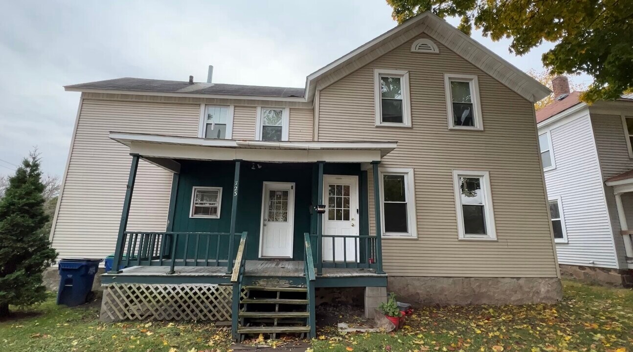 723 Kickbusch St, Unit Upper in Wausau, WI - Foto de edificio