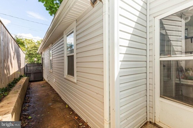110 S Lawrence St in Charles Town, WV - Building Photo - Building Photo