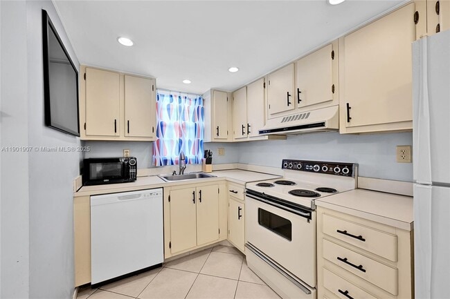 3001 W Rolling Hills Cir in Davie, FL - Building Photo - Building Photo