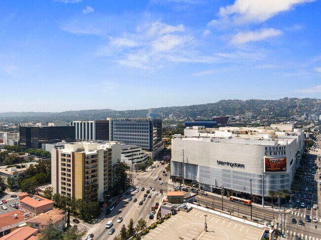321 S San Vicente Blvd, Unit 101 in Los Angeles, CA - Building Photo - Building Photo