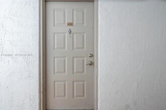 711 N Pine Island Rd, Unit 410 in Plantation, FL - Foto de edificio - Building Photo