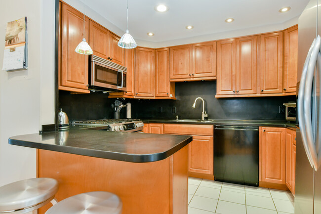 1011 Beacon St, Unit 4 in Brookline, MA - Building Photo - Building Photo