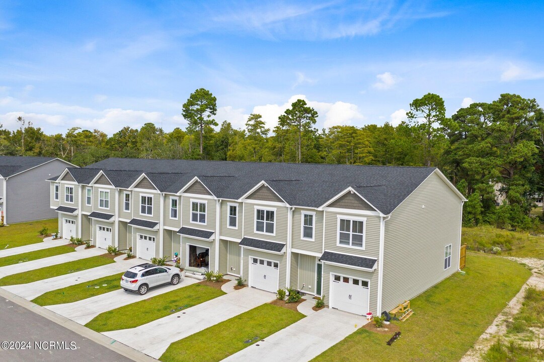 28 Aspen Rd in Hampstead, NC - Foto de edificio