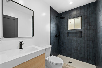 5234 W Olympic Blvd, Unit 5234 in Los Angeles, CA - Building Photo - Building Photo
