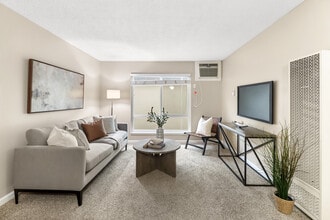 River's Edge Apartments in Carmichael, CA - Building Photo - Building Photo