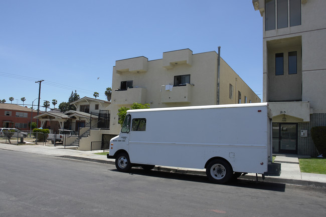 207 N Mariposa Ave in Los Angeles, CA - Building Photo - Building Photo