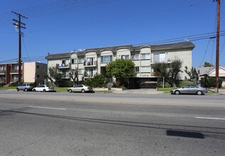 13019 Oxnard St in Van Nuys, CA - Building Photo - Building Photo