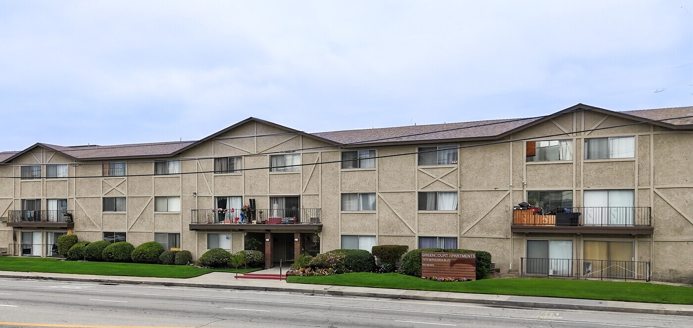 Green Court Apartments in Van Nuys, CA - Building Photo