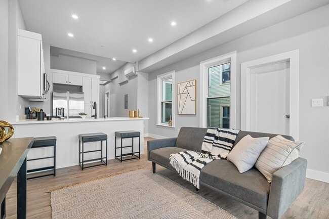 390 Meridian St, Unit 3 in Boston, MA - Building Photo - Building Photo