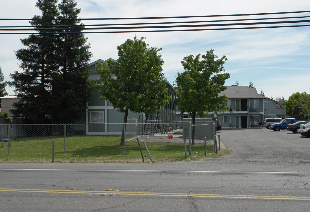 2790 N State Highway 59 in Merced, CA - Foto de edificio