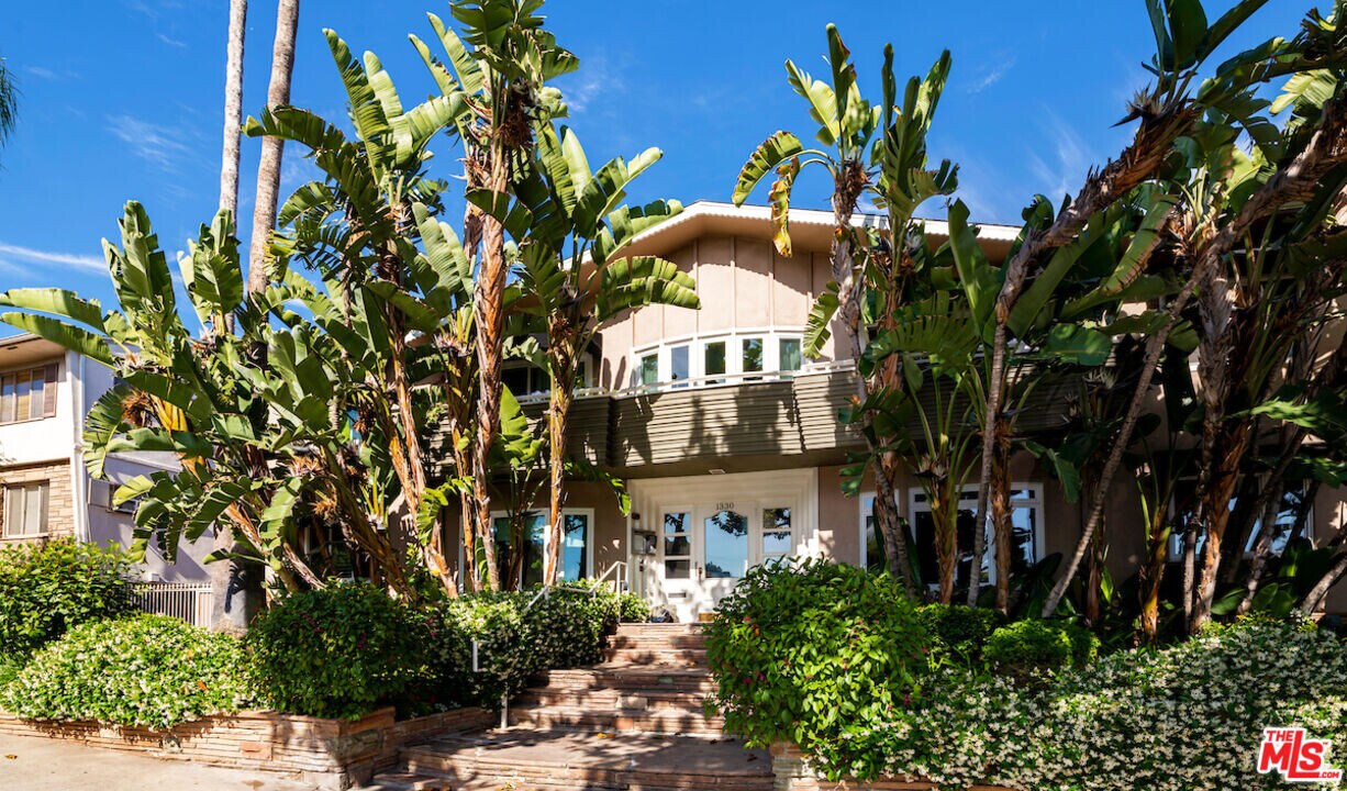 1330 N Crescent Heights Blvd-Unit -2 in West Hollywood, CA - Building Photo