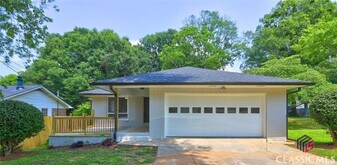 215 Hubbard St in Monroe, GA - Building Photo
