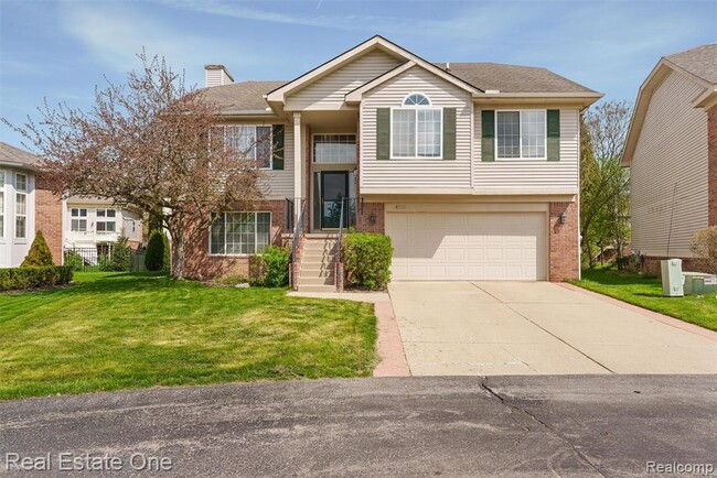 4721 Carrington Dr in Rochester Hills, MI - Building Photo - Building Photo