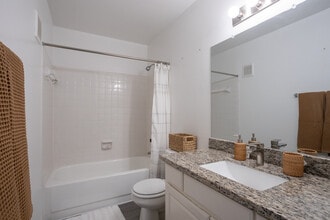 7100 Almeda in Houston, TX - Foto de edificio - Building Photo