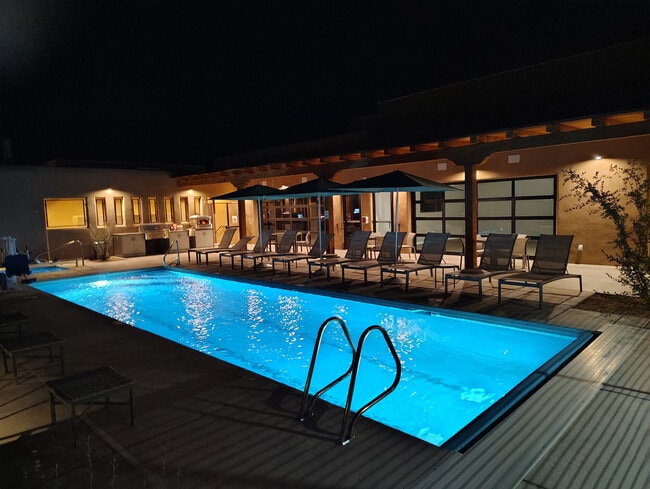 Acequia Lofts in Santa Fe, NM - Foto de edificio - Building Photo