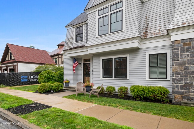 37 White St in Saratoga Springs, NY - Building Photo - Building Photo