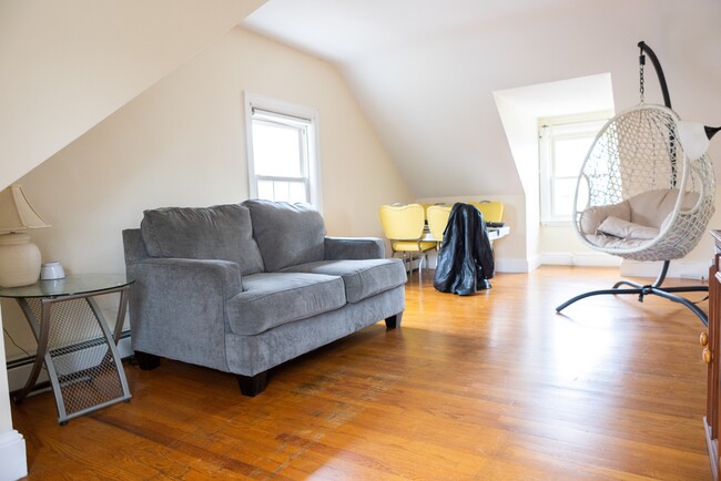 6 Nevada Ave, Unit 2